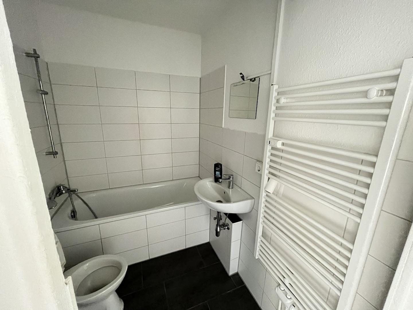 Badezimmer mit Wanne und Handtuchheizkörper