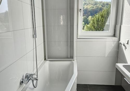 Bad mit Badewanne und WC
