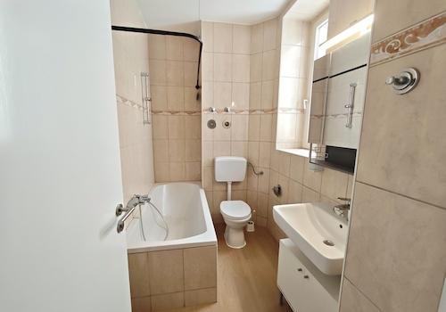 Bad mit Badewanne und WC