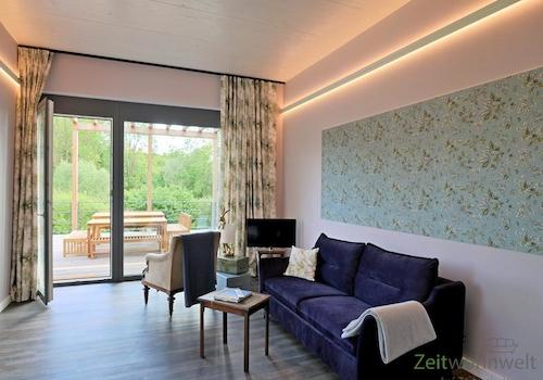 TV, Sofa und Wandgestaltung