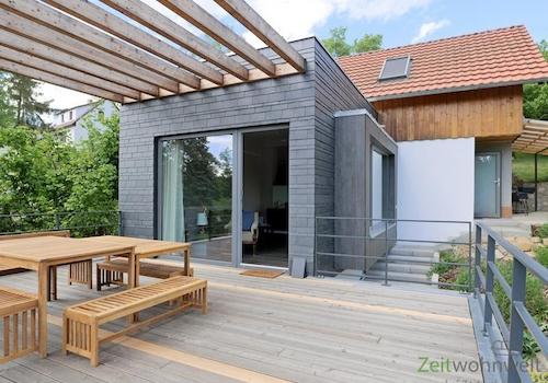 Blick vom Balkon zum Haus