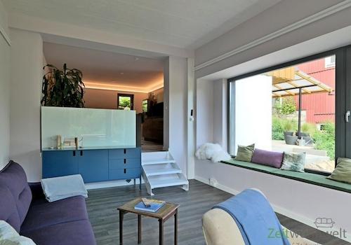 Blick vom Balkon ins Wohnzimmer