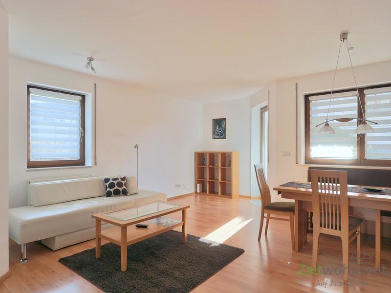 Blick ins Wohnzimmer zum Terrassenausgang
