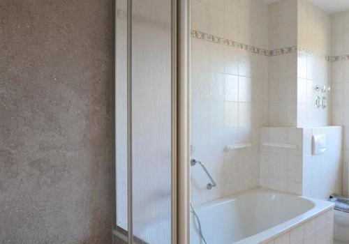 Dusche und Wanne