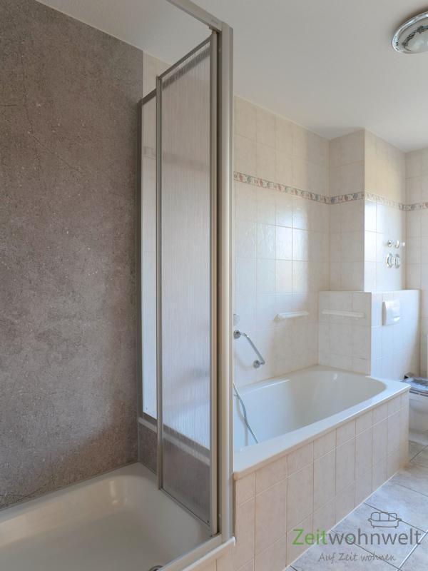 Dusche und Wanne