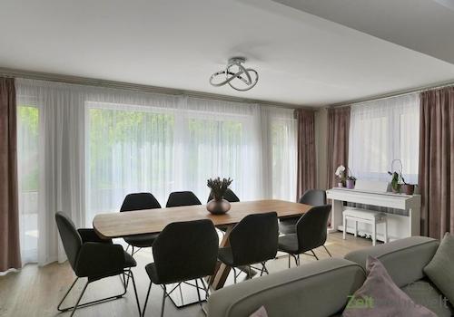 Esstisch vor dem Terrassenausgang