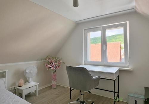 kleiner Schreibtisch am Fenster