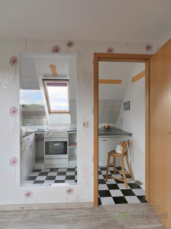 separate Küche mit Innen-Fenster