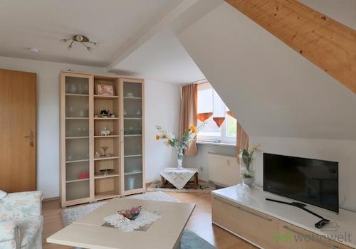 Blick zu Schrankwand und TV