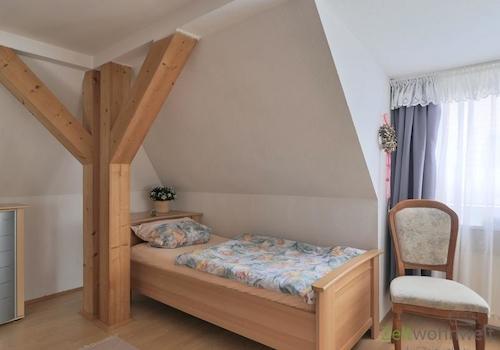 Einzelbett im Schlafzimmer