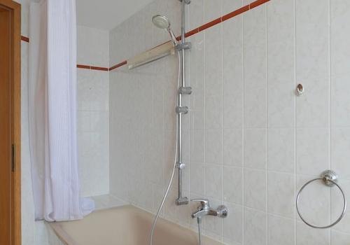 Wanne mit Duschvorhang