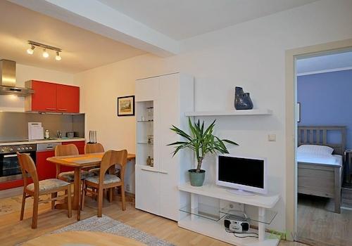 Schrankwand und TV