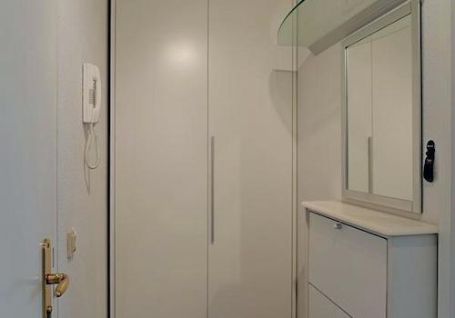 separater Flur mit Kleiderschrank