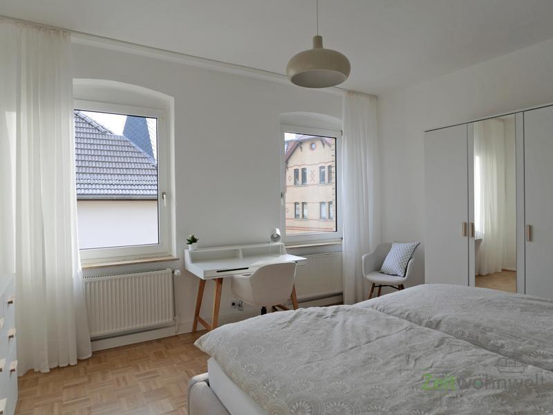 Schreibtisch und Kleiderschrank