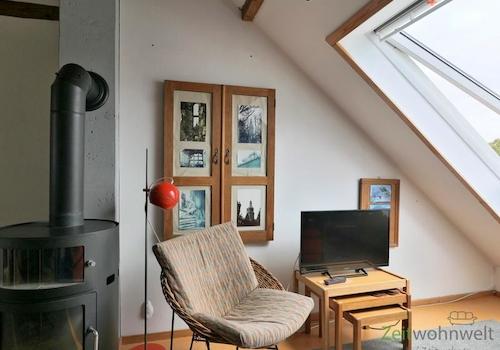 Blick zu Kamin und TV