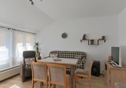 Wohnzimmer-Sitzecke und TV