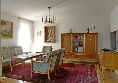 Sitzgruppe und TV im Wohnzimmer