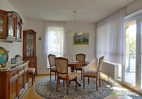 Esstisch vor dem Balkon