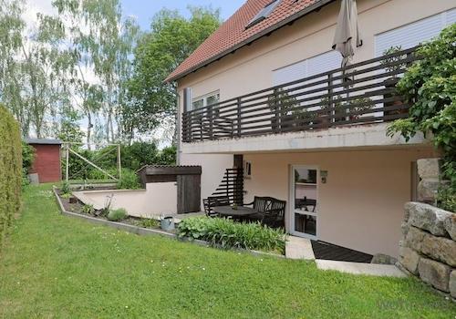 Außenansicht mit Terrasse
