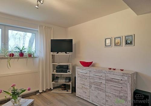 TV und Sideboard im Wohnzimmer