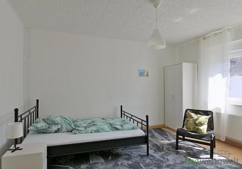 breites Bett und Kleiderschrank