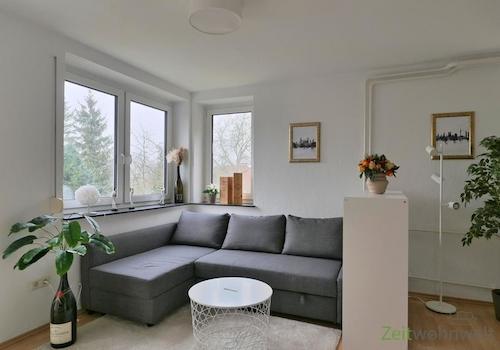 Sofa-Sitzecke am Fenster