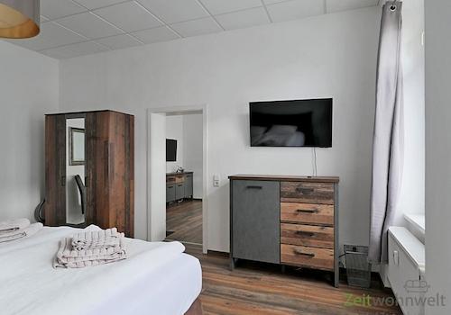 TV und Kleiderschrank