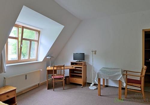 Schreibtisch und TV