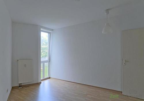 schmales Schlafzimmerfenster