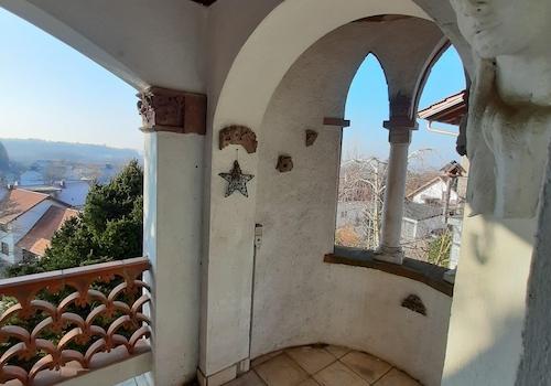 Balkon mit kleinem Turm