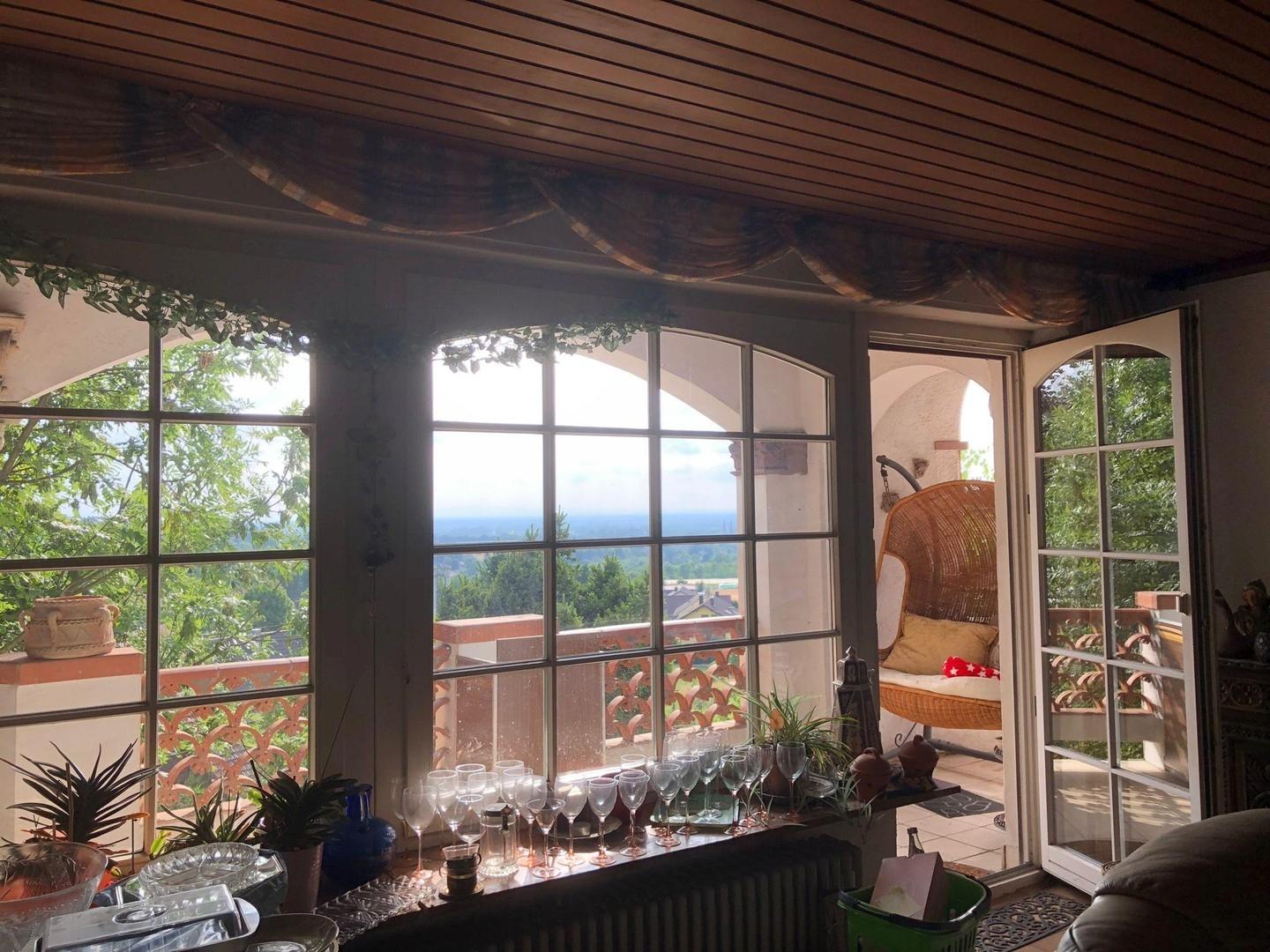 Blick v. Wohnzimmer a. Balkon