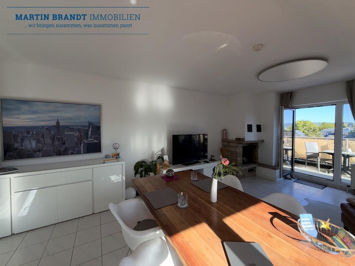 Wohnzimmer mit Kamin