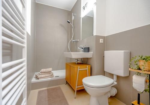 komplett neues Badezimmer