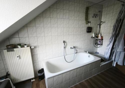 Bad mit Badewanne und Dusche Bild 2