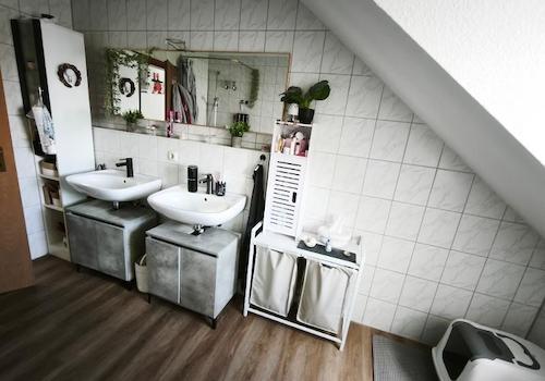 Bad mit Badewanne und Dusche Bild 3