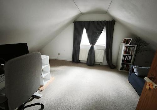 Ausgebauter Spitzboden - Kinder- /Arbeitszimmer Bild 1
