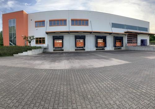 Lagerhalle Front Rampen u. Tor