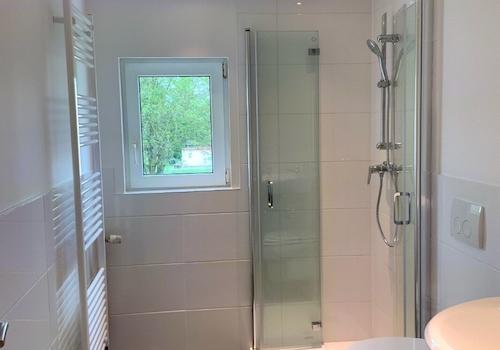 Bad mit Fenster und Dusche
