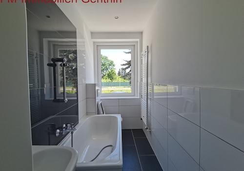 modernes Bad mit Wanne