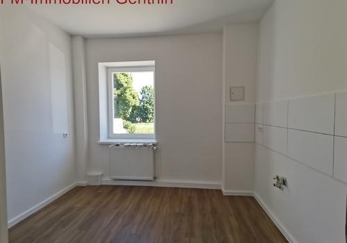 Küche mit Fliesenspiegel und Fenster