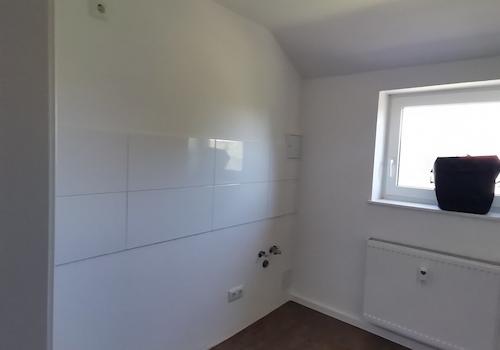 Küche mit Fenster und Fliesenspiegel