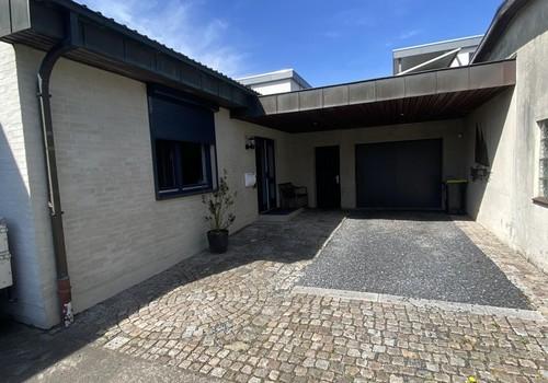 Eingang mit Carport