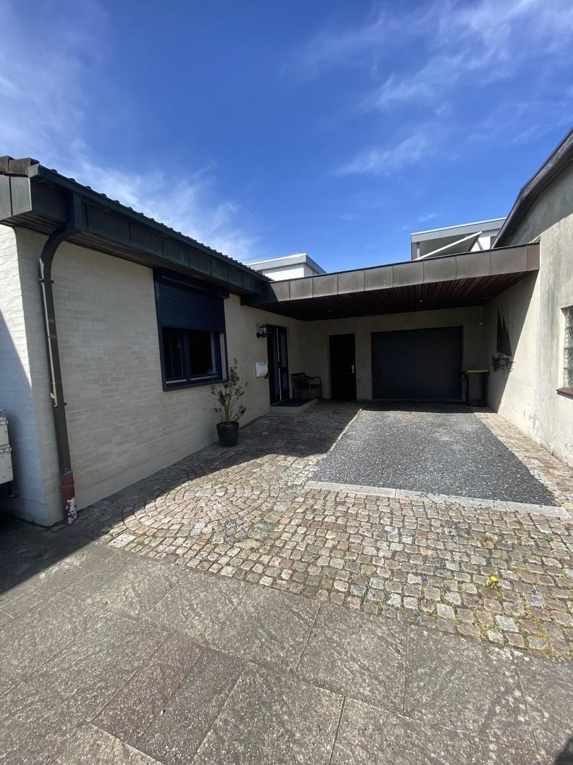 Eingang mit Carport