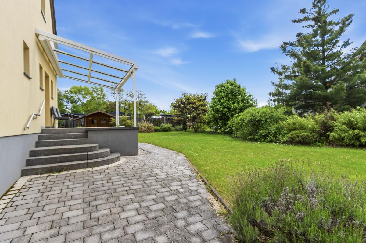 Zugang Haus/ Terrasse