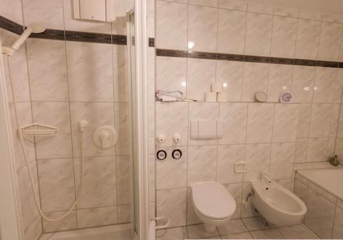 Großes Badezimmer