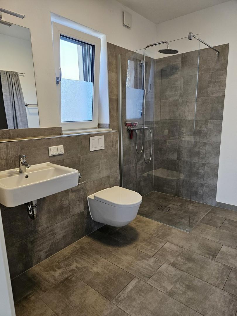 Badezimmer mit Regendusche