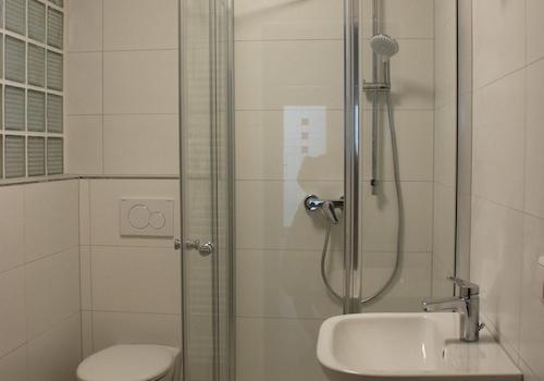 hochwertiges, neues Bad