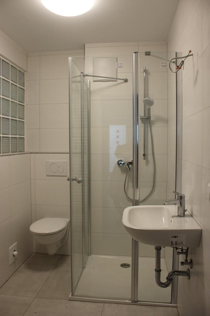 hochwertiges, neues Bad