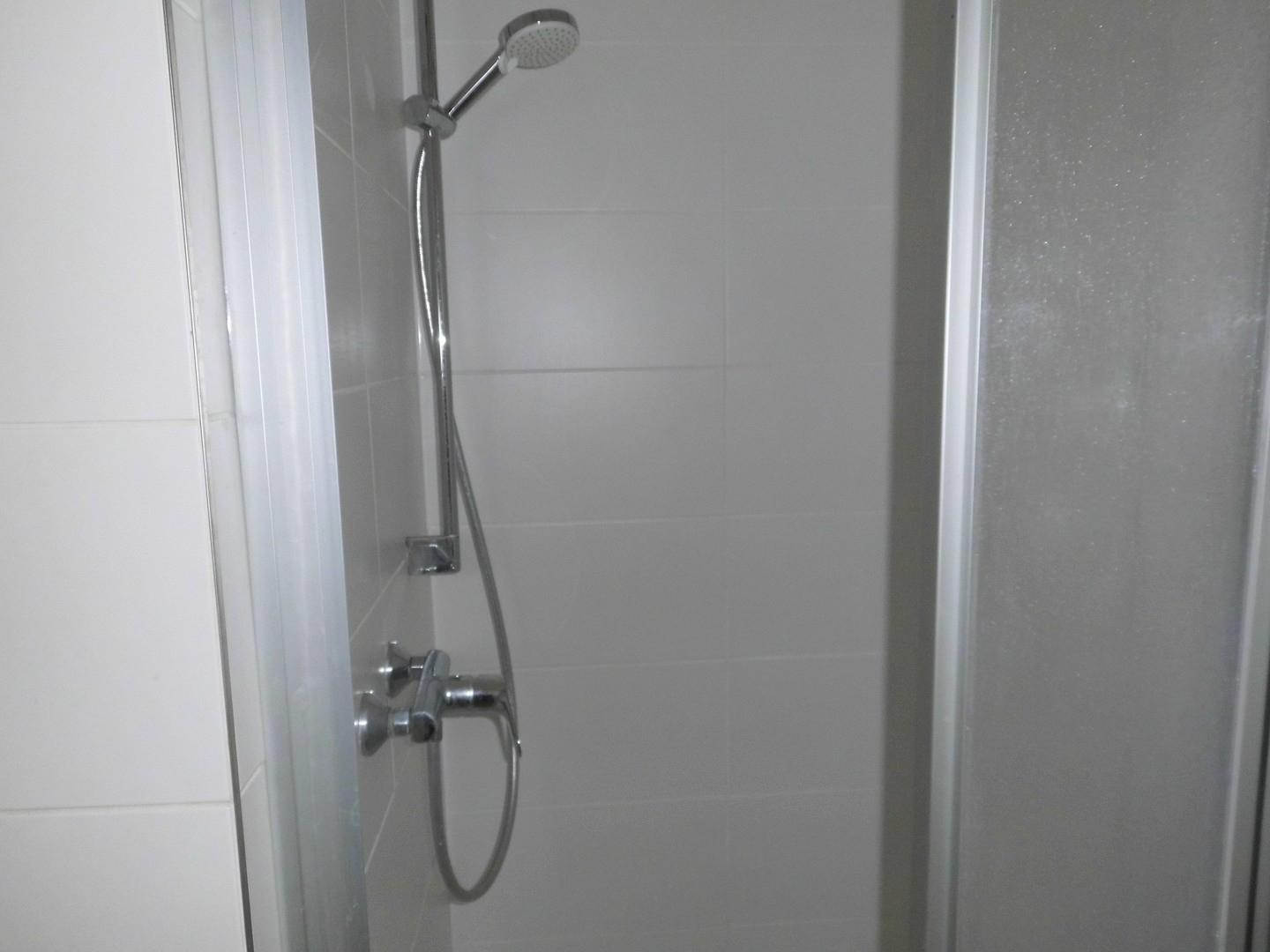 Neuwertige Dusche