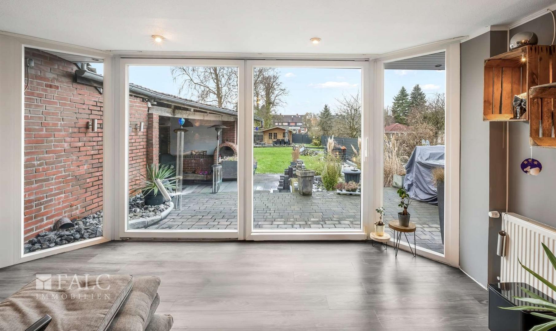 Wohnzimmer mit Blick in den Garten